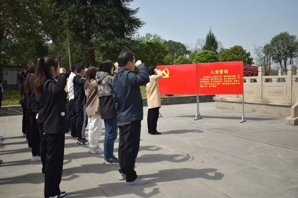 铭记革命先烈，传承革命精神——公司党总支组织开展清明节祭扫革命烈士陵园活动